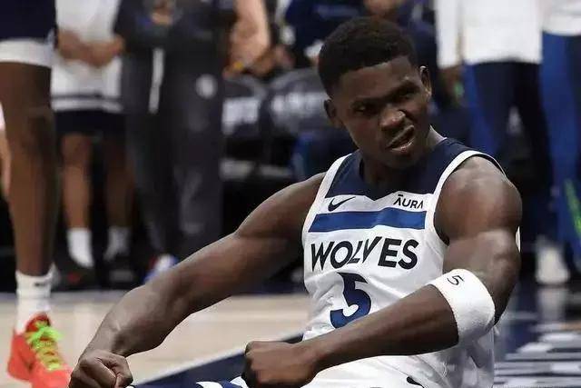 布伦森44分西亚卡姆22分 尼克斯大胜步行者3-2